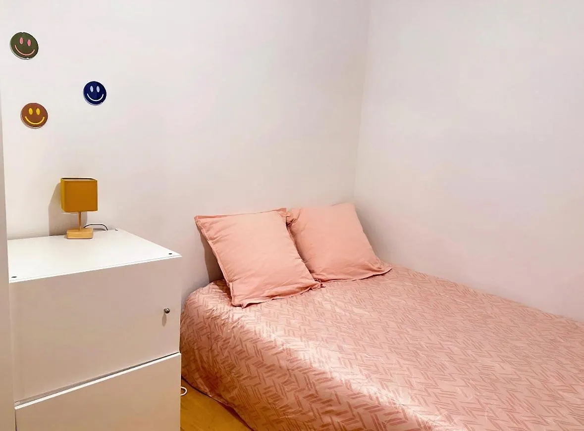Cozy 3 Bedroom Apartment Dans Republique Paris 0*,  France