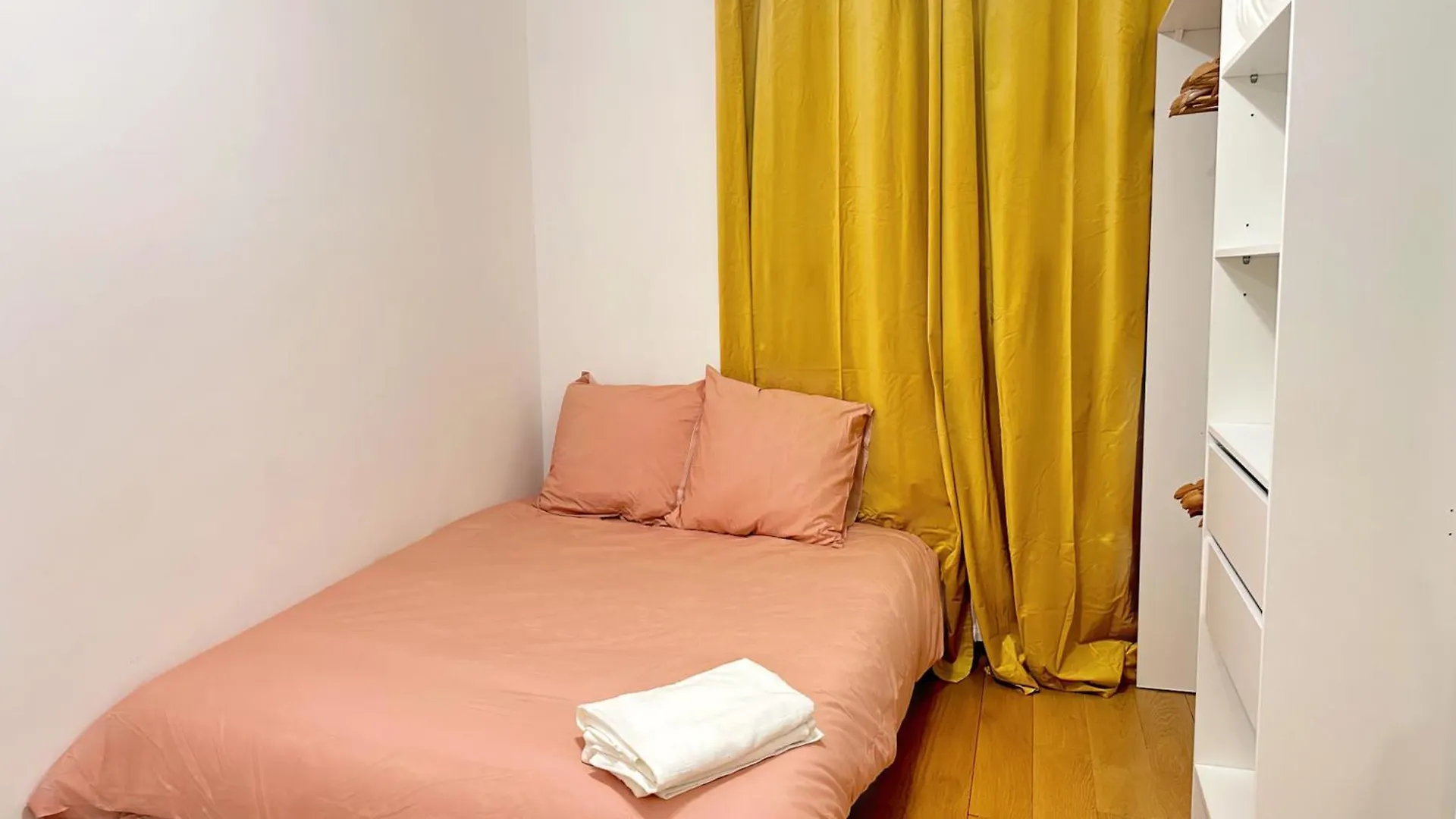 Cozy 3 Bedroom Apartment Dans Republique Paříž