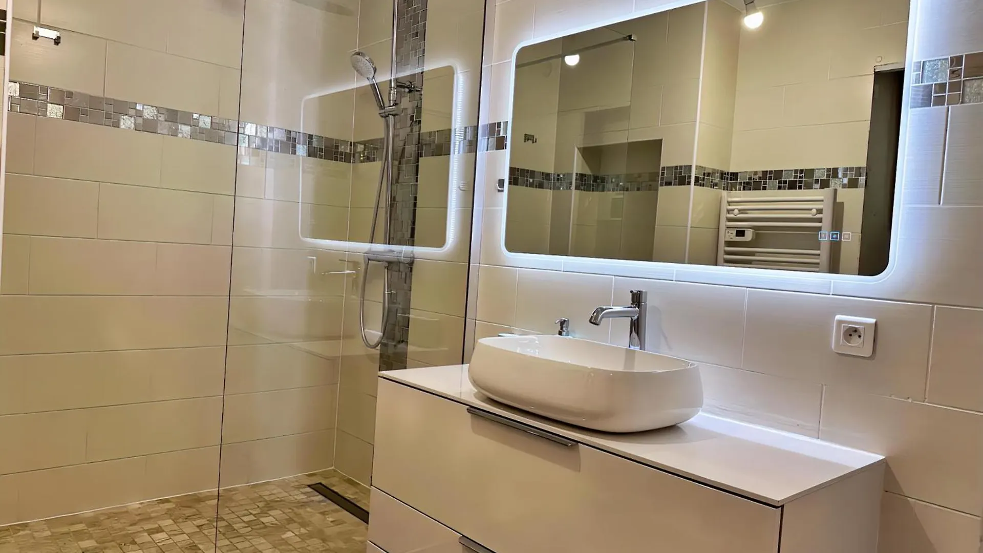 Cozy 3 Bedroom Apartment Dans Republique Paříž